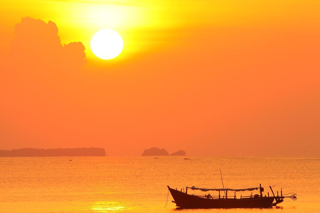 Hotel Lux Ngwesaung Buitenkant foto