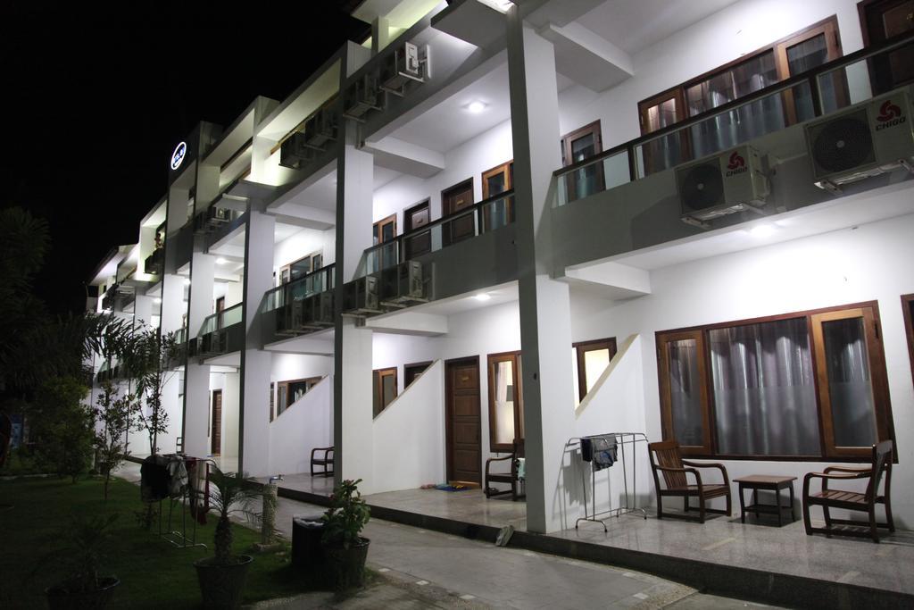 Hotel Lux Ngwesaung Buitenkant foto