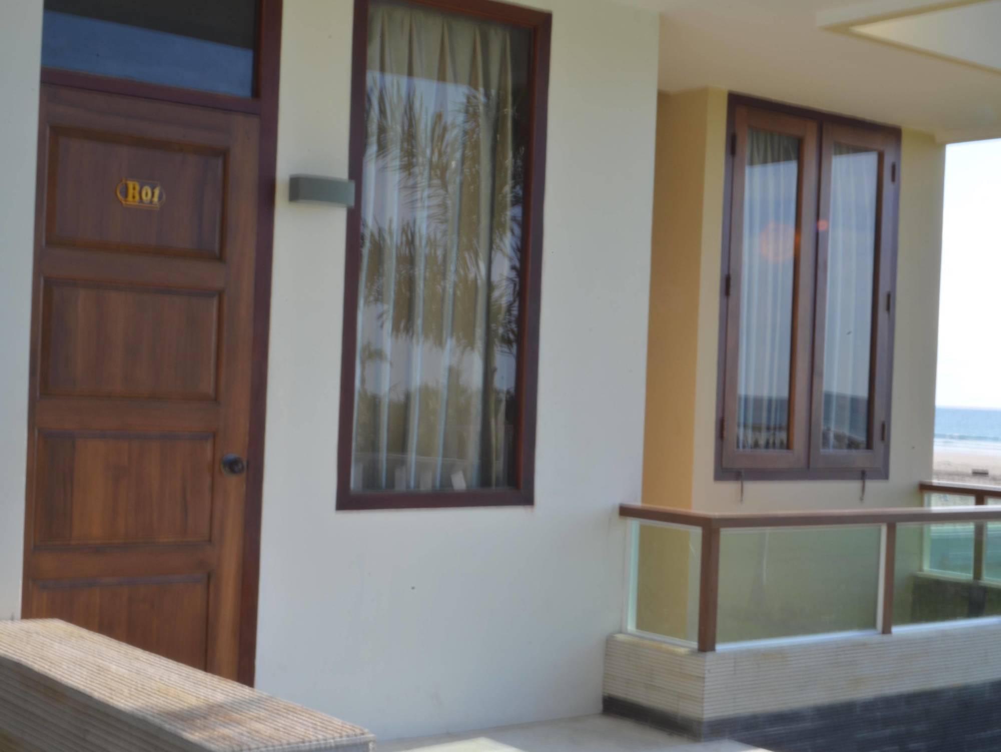 Hotel Lux Ngwesaung Buitenkant foto