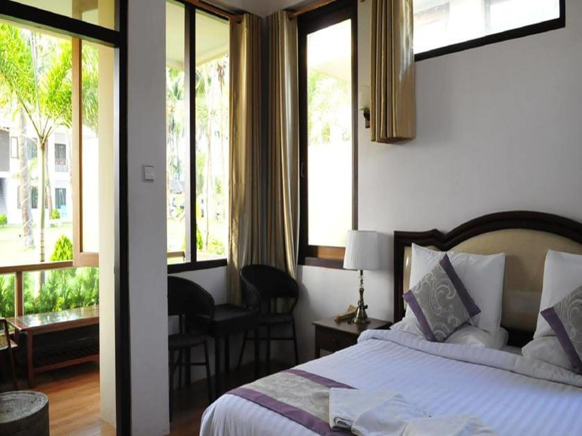 Hotel Lux Ngwesaung Buitenkant foto